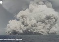 Eruzione vulcanica a Tonga, l'enorme nuvola di cenere copre l'isola
