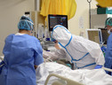 Medici e infermieri al lavoro in un reparto di terapia intensiva (ANSA)