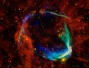 La supernova RCW 86, distante circa 8.000 anni luce ( fonti: immagini a raggi X di NASA/CXC/SAO & ESA, nell'infraosso di NASA/JPL-Caltech/B. Williams/NCSU) (ANSA)