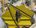 Lo specchio del telescopio spaziale James Webb, nella camera pulita (fonte: NASA/Chris Gunn) (ANSA)