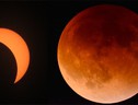 Da sinistra: eclissi parziale di Sole fotografata nel 2017 dal Wyoming (fonte: O'Dea da Wikipedia), eclissi totale di Luna (fonte: Pixabay) (ANSA)