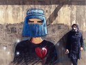 Murale della artista di strada afgana Shamsia Hassani a Kabul (ANSA)