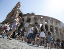Turisti al Colosseo (ANSA)