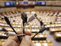 Via libera Consiglio Ue al caricabatterie universale (ANSA)