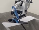 La mano robotica Ilda taglia un foglio di carta con le forbici (fonte: Department of Mechanical Engineering, Ajou University, Suwon, Korea) (ANSA)
