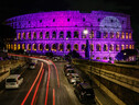 Il Colosseo illuminato di viola nella Giornata dei bimbi prematuri (ANSA)