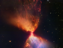 Al centro di questa clessidra cosmica fotografata dal telescpio James Webb c'è una stella nascente (fonte: NASA, ESA, CSA, STScI,  J. DePasquale, A. Pagan, A. Koekemoer/STScI) (ANSA)