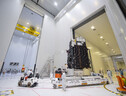 Il satellite MTG-I1 durante lo spostamento nella struttura apposita per il caricamento del carburante, alla base di lancio europea di Kourou nella Guyana Francese (fonte: ESA/CNES/Arianespace) (ANSA)