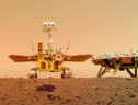 Rappresentazione artistica del rover cinese Zhurong sulla superficie di Marte (fonte: YunnanGuy da Wikipedia) (ANSA)