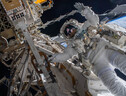L’astronauta dell’Esa Matthias Maurer durante la passeggiata spaziale del 23 marzo (fonte: Nasa) (ANSA)