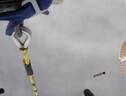 Il recupero al volo del booster appeso al paracadute (fonte: Rocket Lab, YouTube) (ANSA)