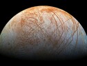 Svelato il mistero delle venature rosse sulla superficie di una delle lune di Giove, Europa (fonte: NASA/JPL/Galileo) (ANSA)