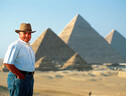 Il direttore degli scavi della valle di Giza Zahi Hawass fotografato davanti alle Piramidi (ANSA)