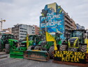 I trattori nel quartiere europeo, roghi davanti all'Eurocamera (ANSA)