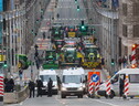 I trattori lanciano petardi davanti alle istituzioni europee (ANSA)