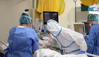 Medici e infermieri al lavoro in un reparto di terapia intensiva (ANSA)