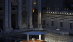 Papa Francesco mentre pregava in piazza San Pietro in piena pandemia di Covid-19 (ANSA)