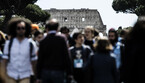 Folla di turisti a Roma (ANSA)