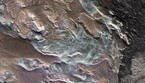 Le tracce di un ghiacciaio vicino l'Equatore di Marte (fonte: NASA MRO HiRISE e CRISM, composizione in falsi colori. Lee et al. 2023) (ANSA)