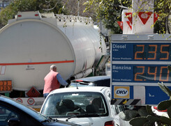 ++ Italia e altri 4 paesi, stop auto a benzina slitti al 2040 ++ (ANSA)
