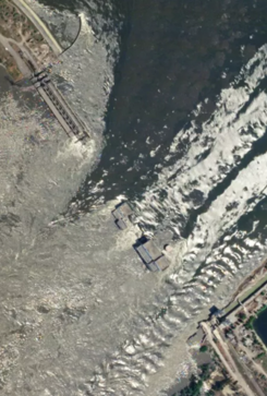I satelliti hanno assistito dall’alto alla vasta inondazione causata dal crollo della diga Kakhovka sul fiume Dnipro in Ucraina (fonte: Planet) (ANSA)