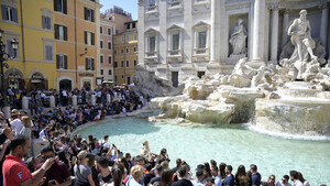 Folla di turisti a Fontana di Trevi (ANSA)