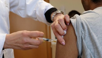 Meningite: a Capriolo gente in coda per il vaccino (ANSA)