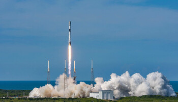 Il razzo Falcon 9 durante il lancio avvenuto sabato 14 maggio (Fonte: SpaceX) (ANSA)