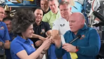 Il passaggio di consegne a bordo della Stazione Spaziale dal russo Artenyev alla nuova comandante Samantha Cristoforetti (fonte: NASA TV) (ANSA)