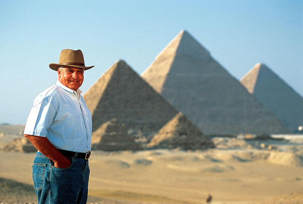 Il direttore degli scavi della valle di Giza Zahi Hawass fotografato davanti alle Piramidi © ANSA