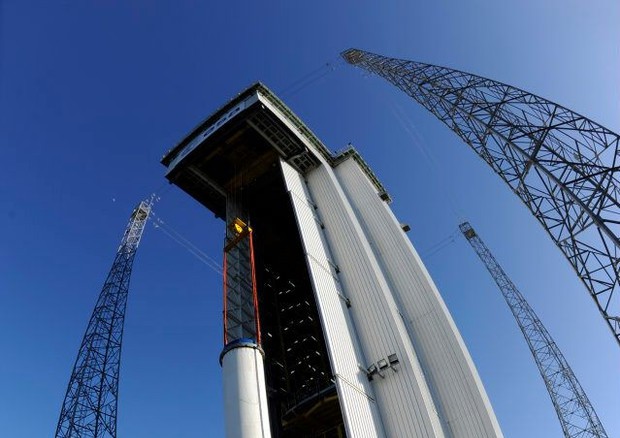 Sollevamento del secondo stadio di Vega, Zefiro 23, nella base europea di Kourou (fonte: ESA-CNES-Arianespace) © Ansa