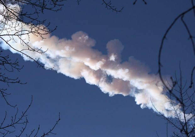 L'esplosione dell'asteroide nel cielo di Chelyabinsk © EPA