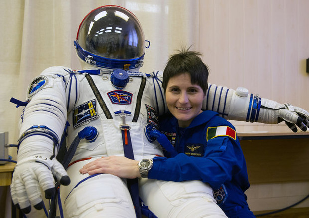 L'astronauta Samantha Cristoforetti con la tuta Sokol, che indosserà sulla Souyz (fonte: GCTC) © Ansa
