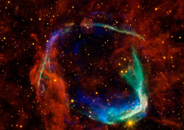 La supernova RCW 86, distante circa 8.000 anni luce ( fonti: immagini a raggi X di NASA/CXC/SAO & ESA, nell'infraosso di NASA/JPL-Caltech/B. Williams/NCSU) © Ansa