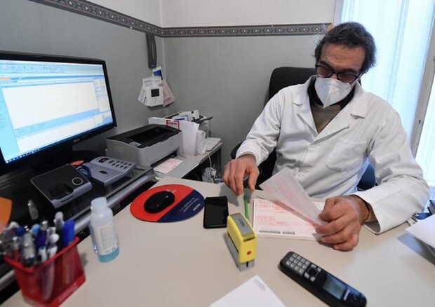 Un medico di base al telefono nel suo studio a Roma © ANSA