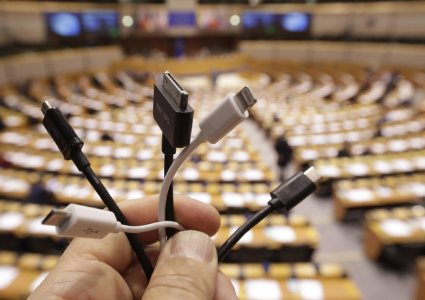 Via libera Consiglio Ue al caricabatterie universale © EPA
