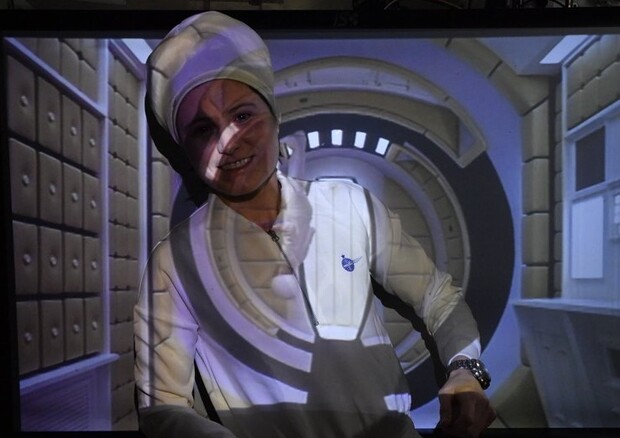  AstroSam emula una scena del film ‘2011 Odissea nello spazio’ (fonte: Twitter) © Ansa