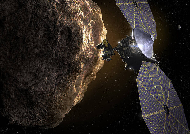 Rappresentazone artistica della sonda Lucy della Nasa vicino a uno degli asteroidi Troiani (fonte: Southwest Research Institute) © Ansa
