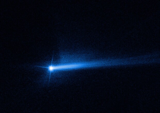 L’asteroide colpito dalla sonda Dart ha sviluppato una seconda coda di polvere (fonte: NASA, ESA, Jian-Yang Li PSI, Joe Depasquale STScI) © Ansa
