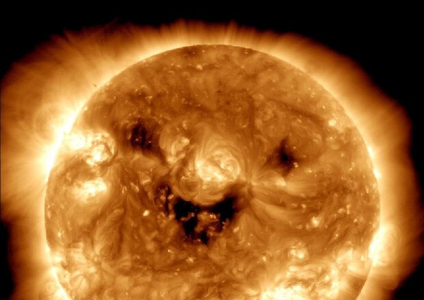 Danno l'impressione di un sorriso i buchi coronali fotografati dal Solar Dynamics Observatory (Sdo) della Nasa (fonte: NASA) © Ansa