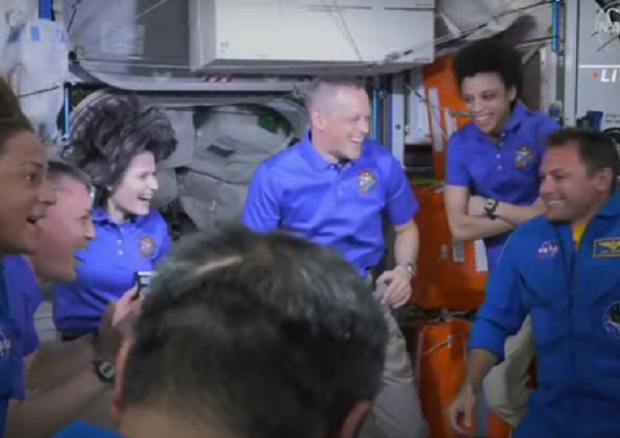 Gli astronauti della Stazione Spaziale accolgono i colleghi della Crew 5 (fonte: NASA TV) © Ansa