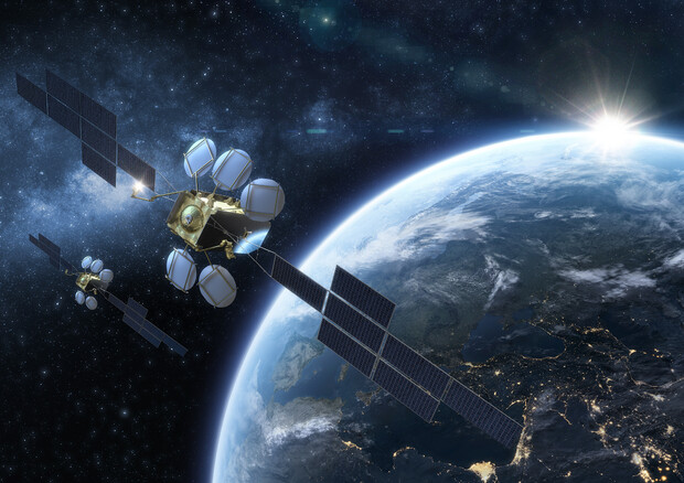 Rappresentazione artistica dei due satelliti gemelli Eutelsat Hotbird 13F e 13G, che miglioreranno la trasmissione di oltre mille canali televisivi (fonte: Thales Alenia Space) © Ansa
