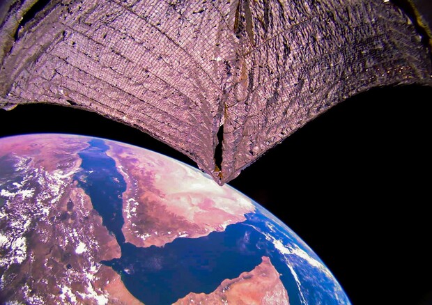 Un’immagine di LightSail 2 sopra il Mar Rosso (fonte: The Planetary Society) © Ansa