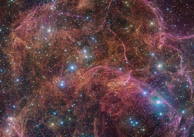Catturato un fantasma cosmico, sono i resti di una supernova (fonte: ESO/VPHAS+) © Ansa