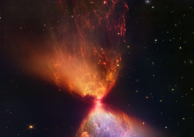 Al centro di questa clessidra cosmica fotografata dal telescpio James Webb c'è una stella nascente (fonte: NASA, ESA, CSA, STScI,  J. DePasquale, A. Pagan, A. Koekemoer/STScI) © Ansa
