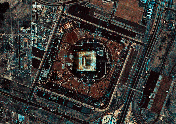 Lo stadio Al Bayt, che ospiterà la partita inaugurale della Coppa del Mondo di calcio, fotografato dai satelliti italiani CosmoSkyMed di seconda generazione (fonte:  ASI. Processata e distributa da e-GEOS) © Ansa