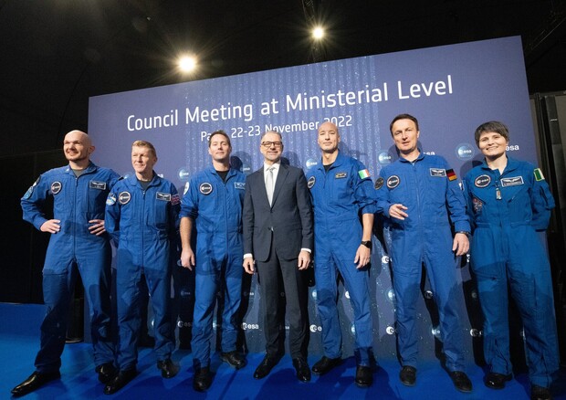 Il direttore dell'Esa Josef Ascbacher con gli astronauti europei in apertura della Conferenza Ministeriale 2022 (fonte: ESA) © Ansa