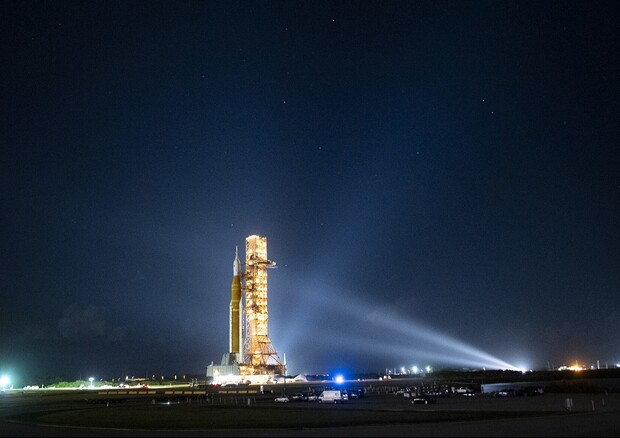 Iniziato rollout del razzo lunare Sls verso la rampa di lancio (fonte: Nasa) © Ansa