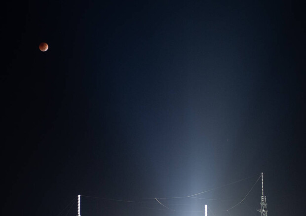 Il razzo Sla sulla piattaforma di lancio 39B al Kennedy Space Center durante l'eclissi di Luna avvenuta l'8 novembre (Fonte: NASA/Joel Kowsky) © Ansa