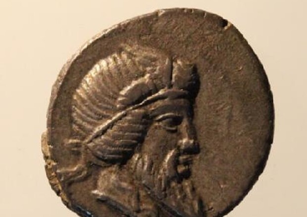 Il dio Bacco ritratto su un’antica moneta romana (fonte: Università di Liverpool) © Ansa